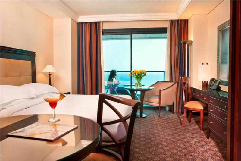 Aparthotel Raouche Arjaan By Rotana Beirut Zimmer foto