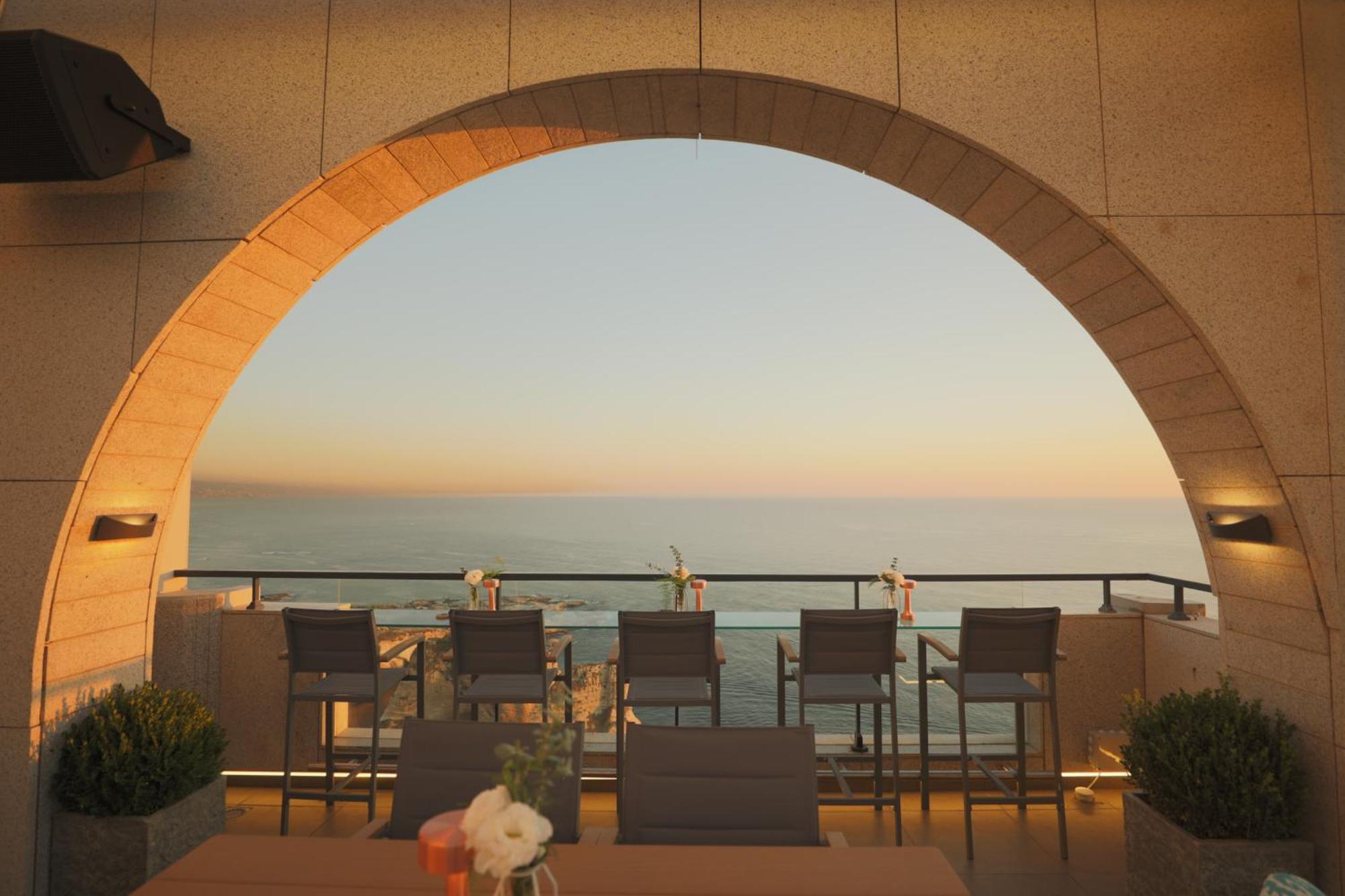 Aparthotel Raouche Arjaan By Rotana Beirut Exterior foto